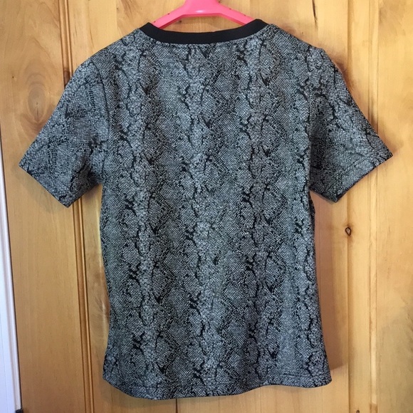 CHICO’S Snake-Print Jacquard Gray Black Tee Top $59.50 NWT 0 - Picture 4 of 10